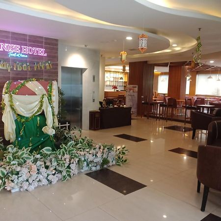 Manise Hotel Амбон Экстерьер фото