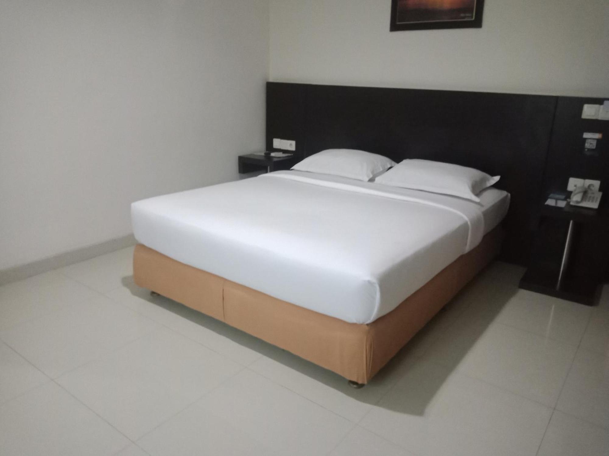 Manise Hotel Амбон Экстерьер фото