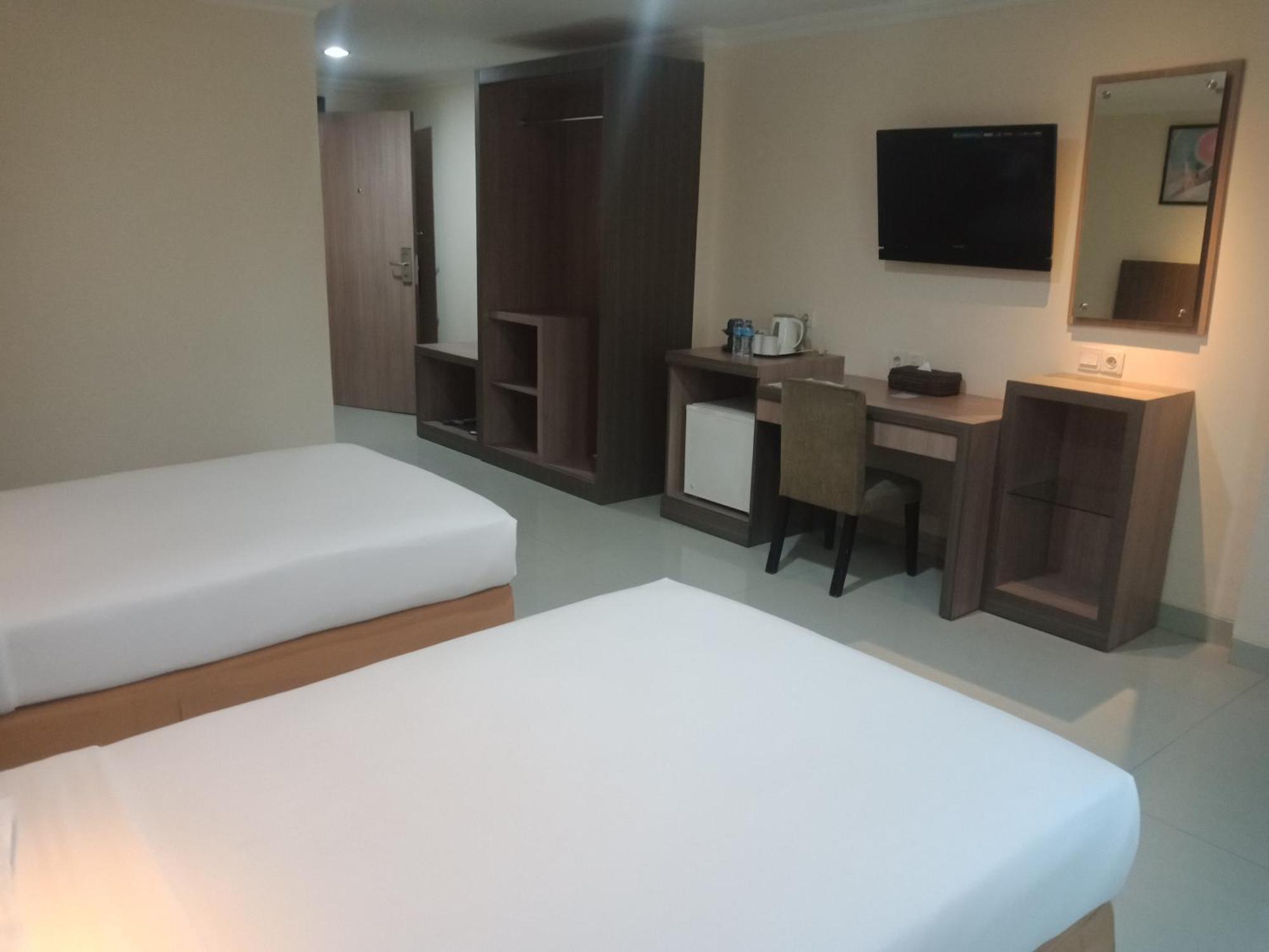 Manise Hotel Амбон Экстерьер фото