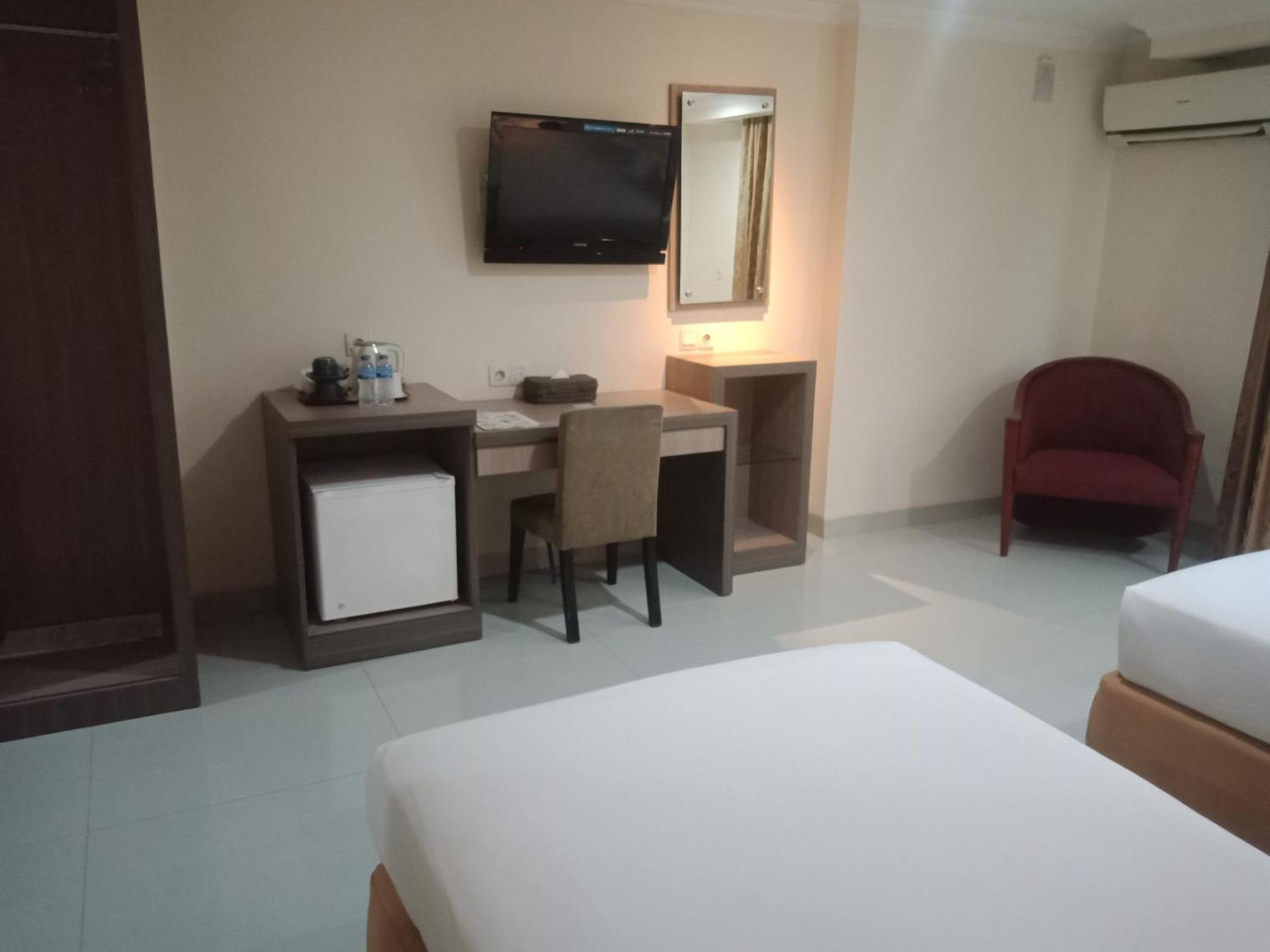 Manise Hotel Амбон Экстерьер фото