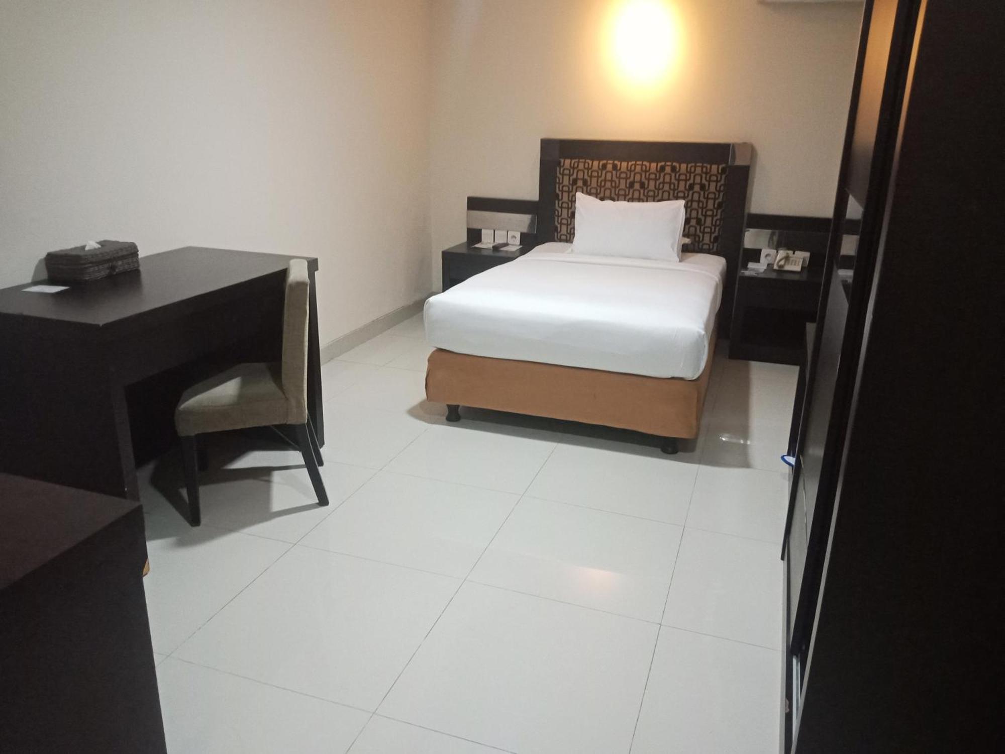 Manise Hotel Амбон Экстерьер фото