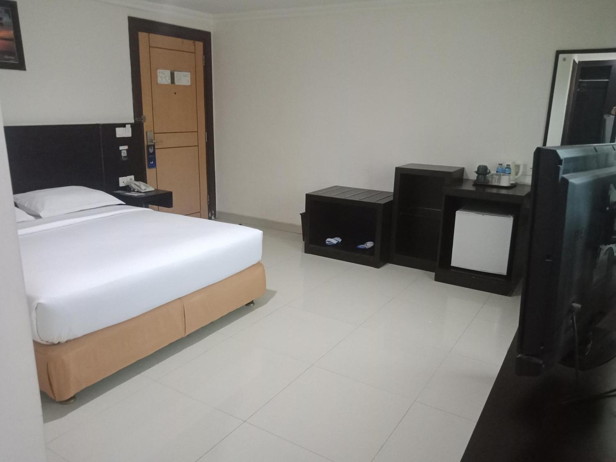 Manise Hotel Амбон Экстерьер фото