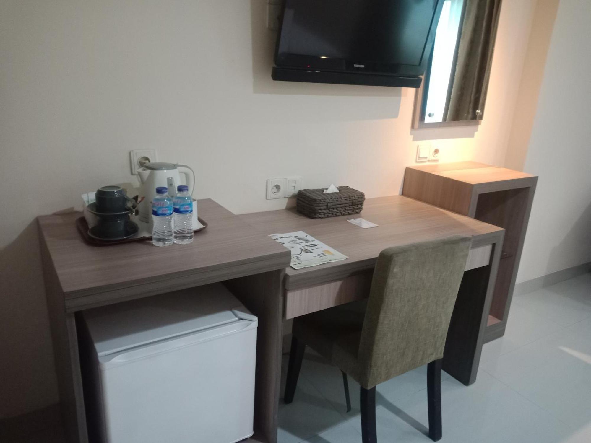 Manise Hotel Амбон Экстерьер фото