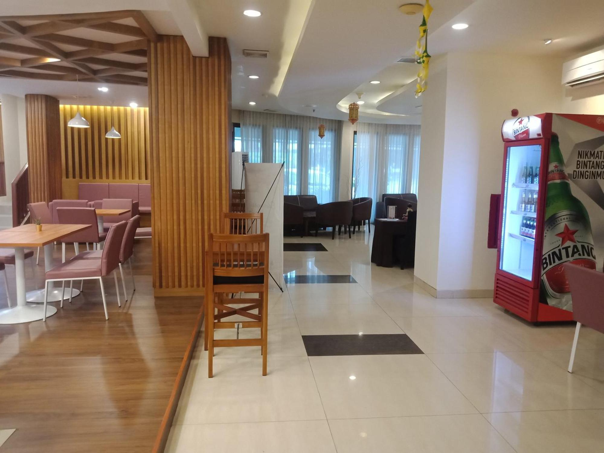 Manise Hotel Амбон Экстерьер фото