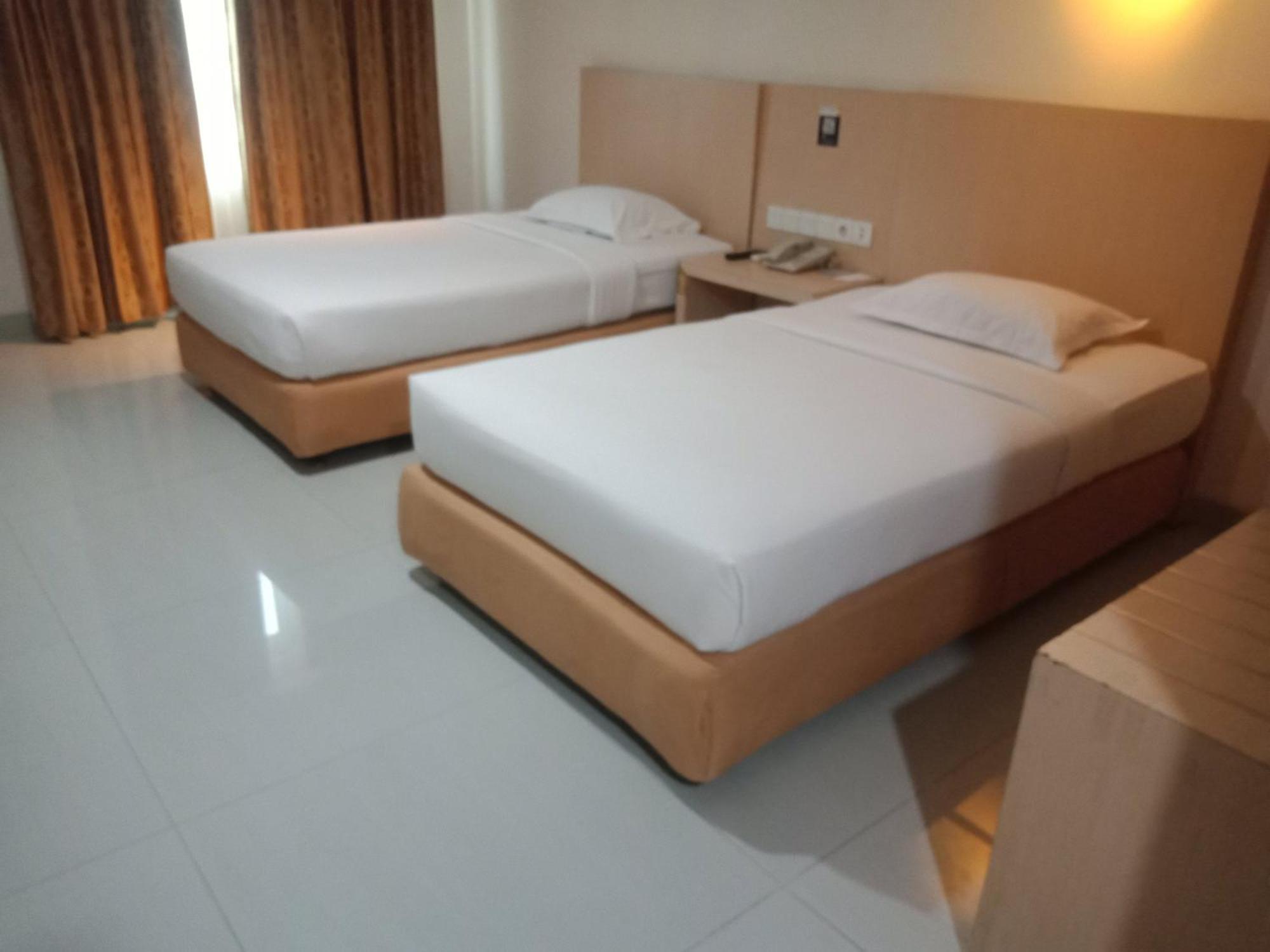 Manise Hotel Амбон Экстерьер фото