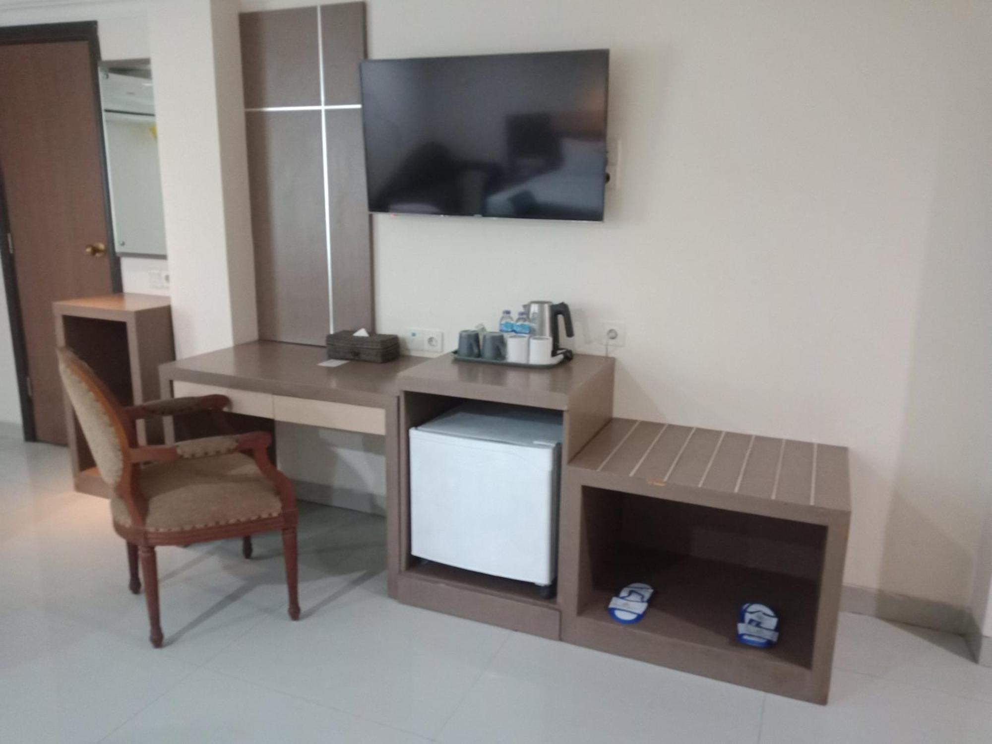 Manise Hotel Амбон Экстерьер фото