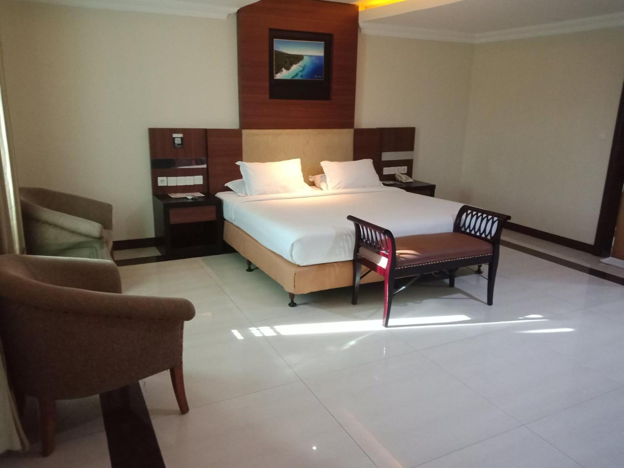 Manise Hotel Амбон Экстерьер фото