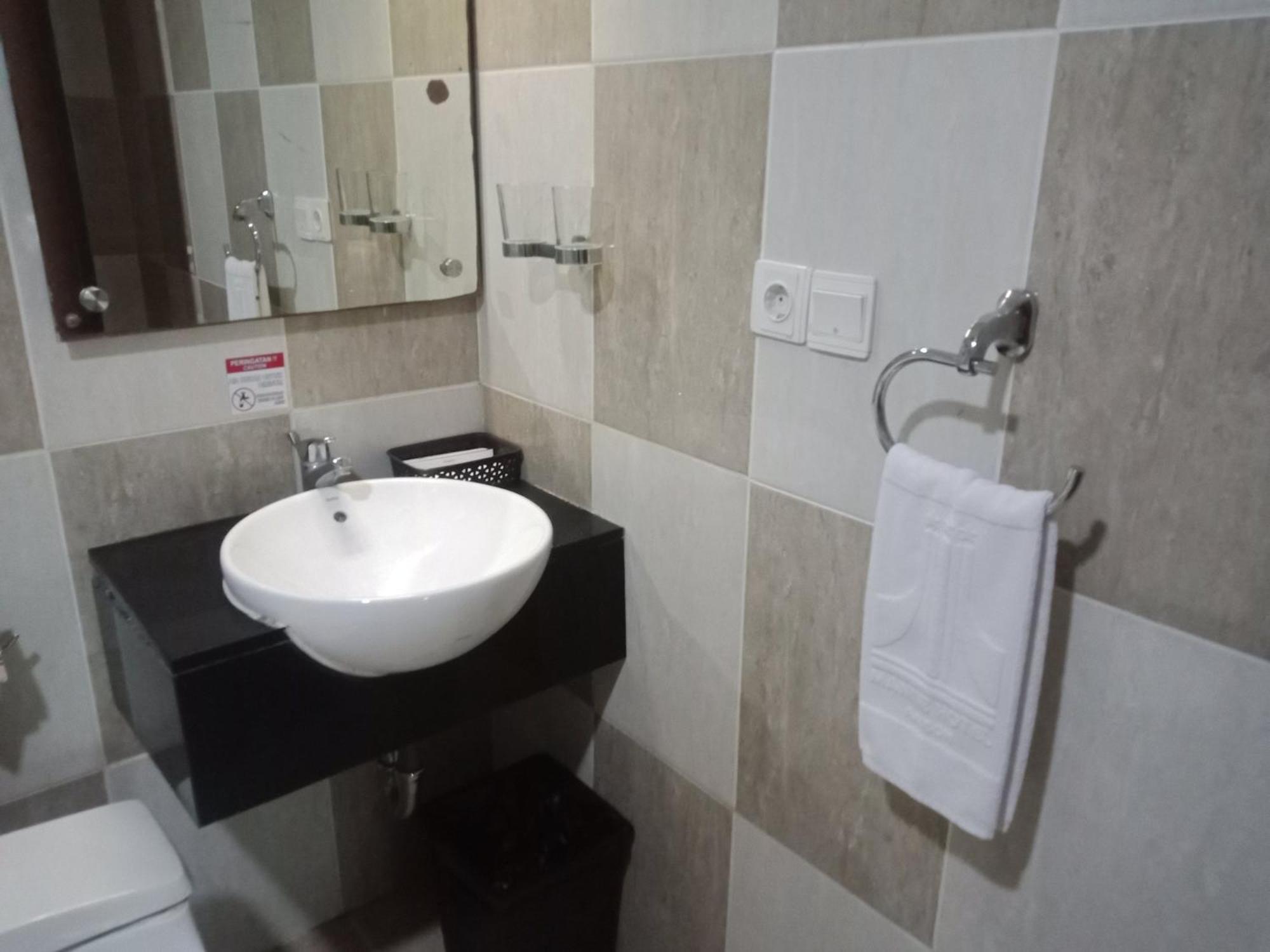 Manise Hotel Амбон Экстерьер фото