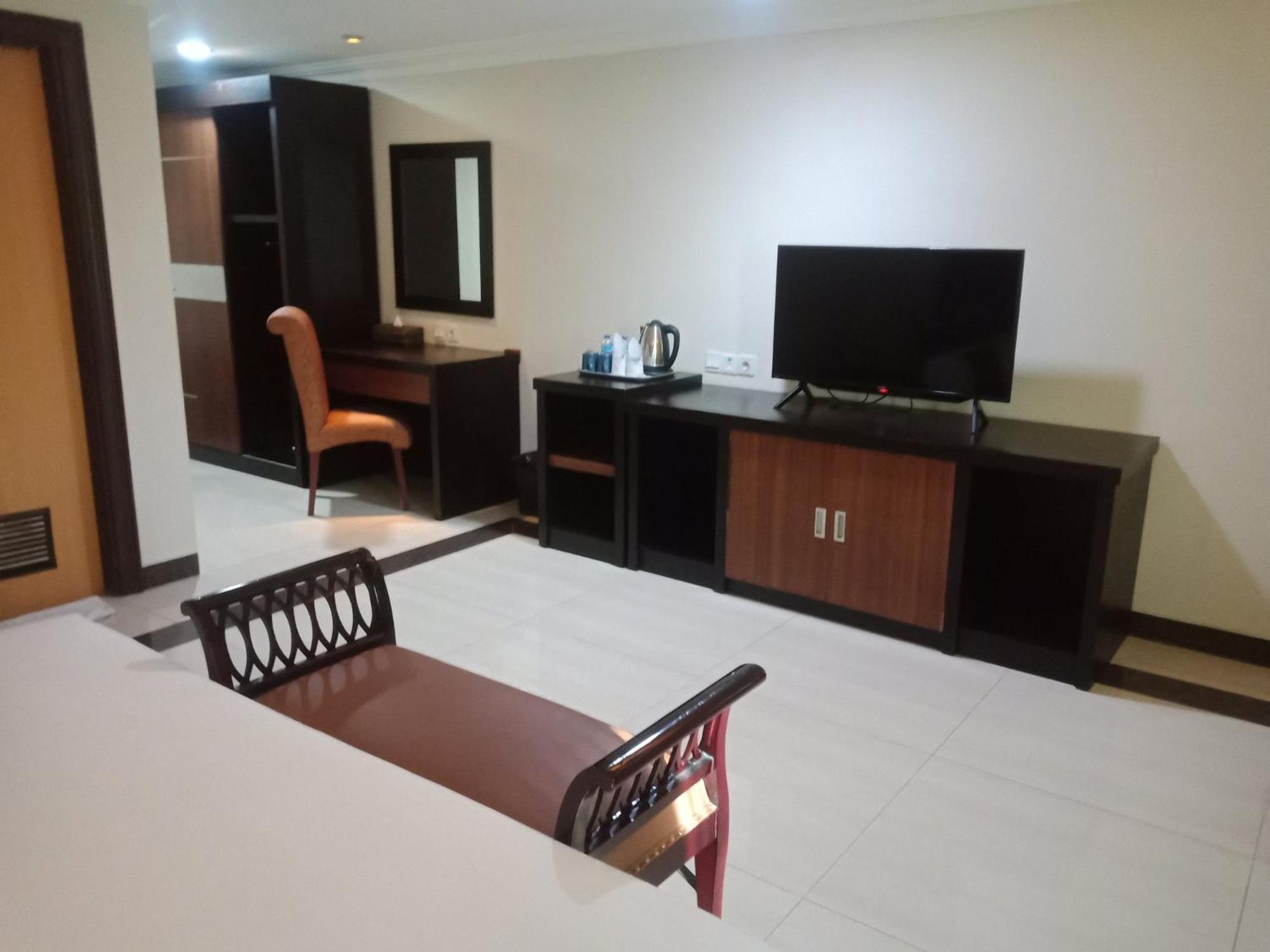 Manise Hotel Амбон Экстерьер фото