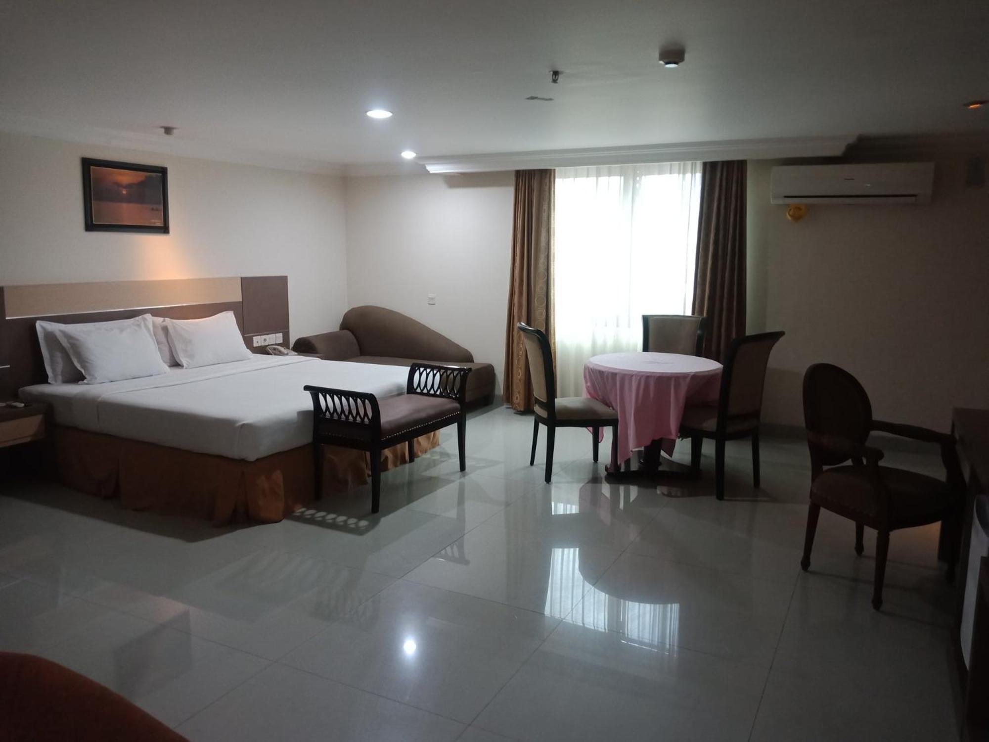 Manise Hotel Амбон Экстерьер фото