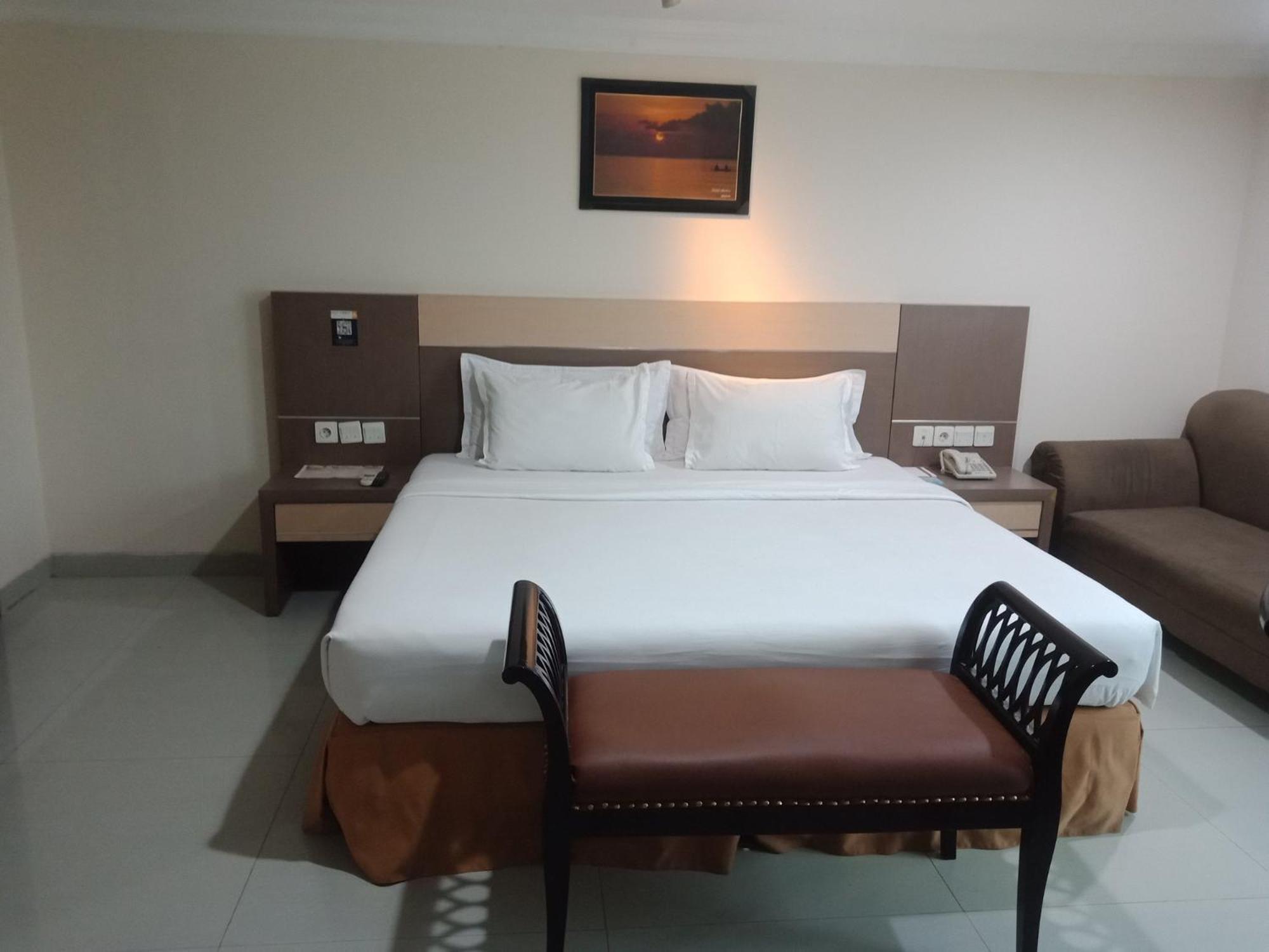 Manise Hotel Амбон Экстерьер фото