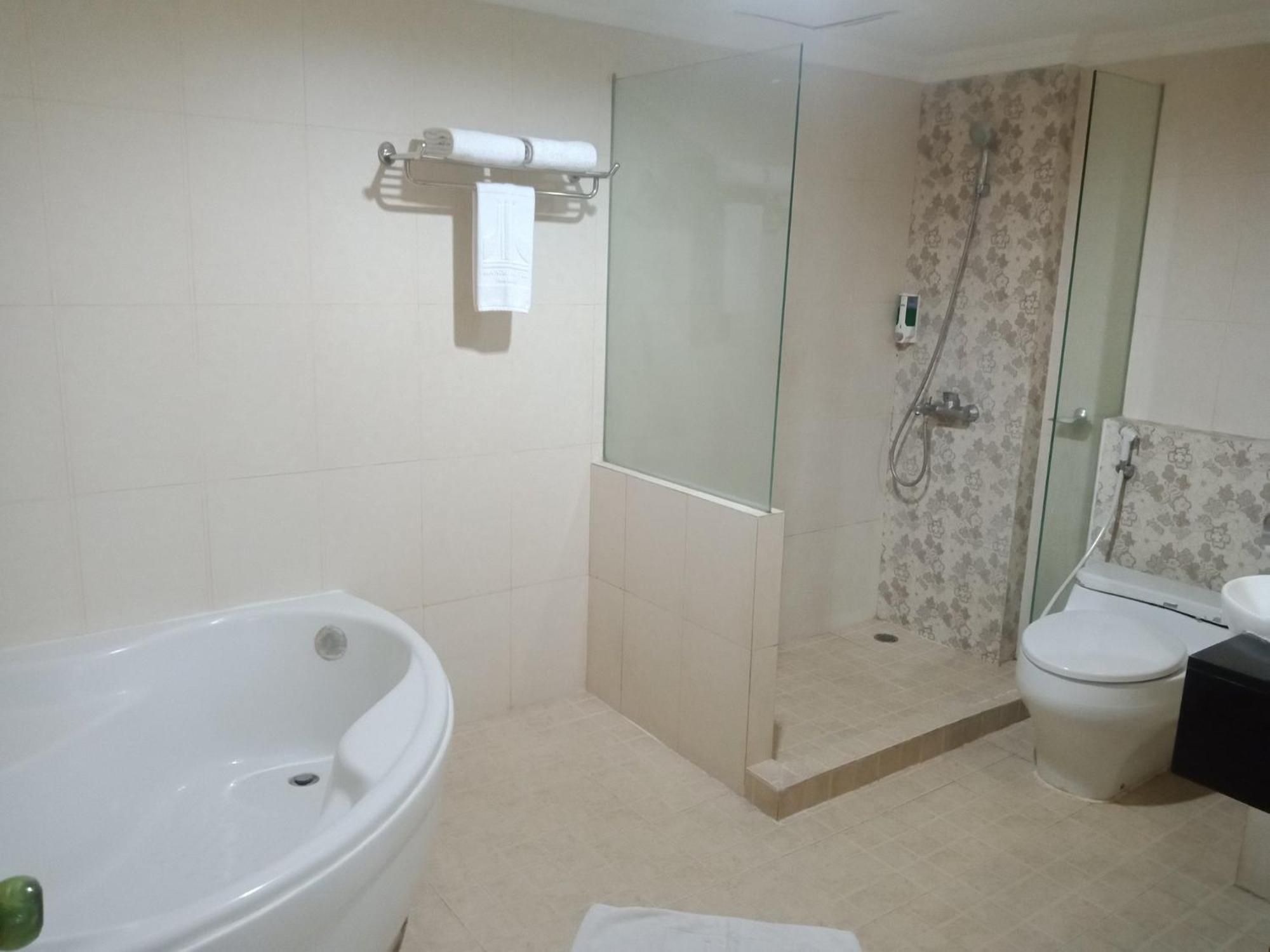 Manise Hotel Амбон Экстерьер фото