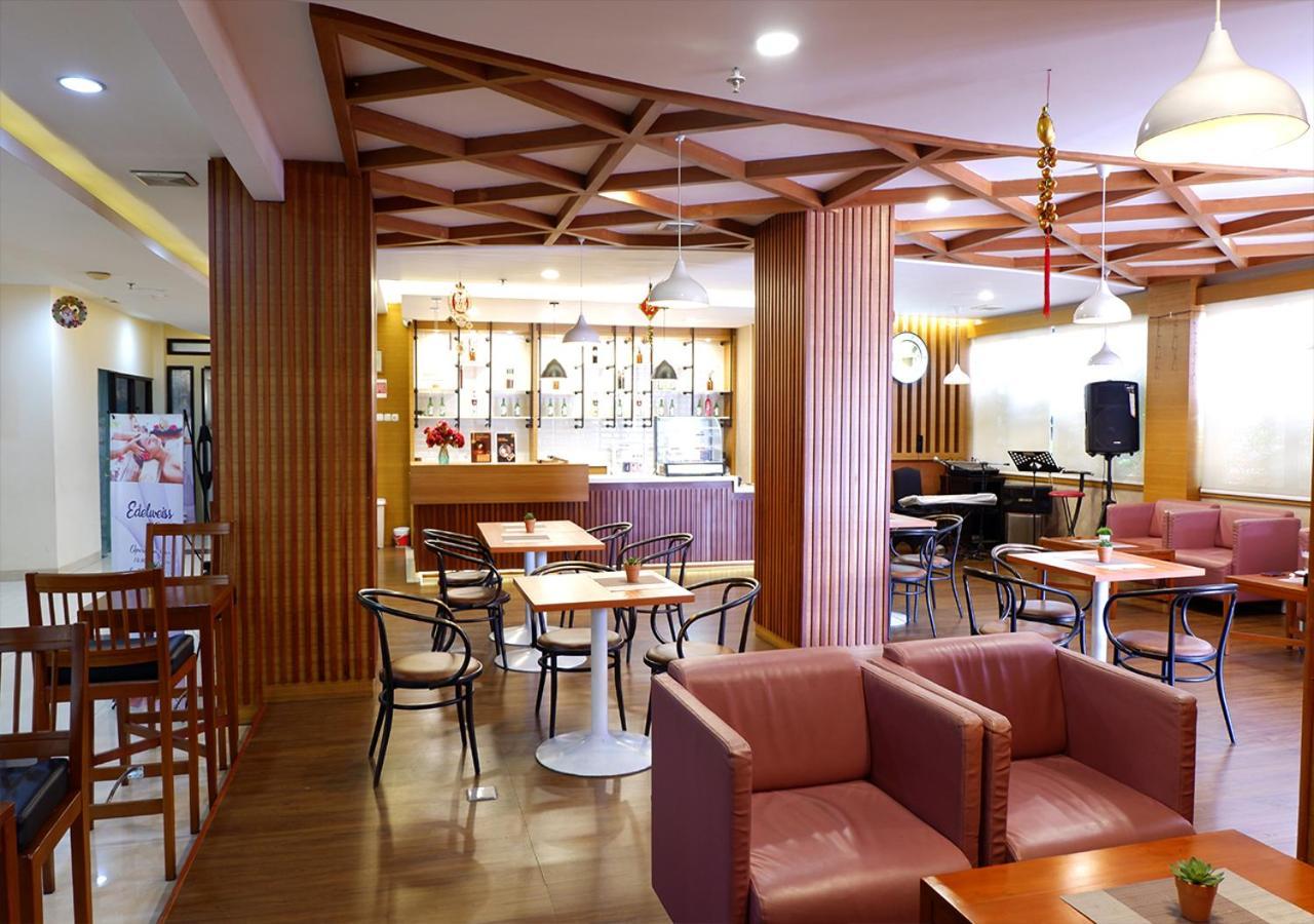 Manise Hotel Амбон Экстерьер фото