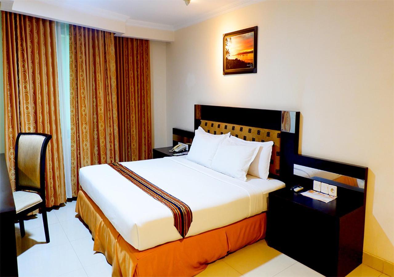 Manise Hotel Амбон Экстерьер фото