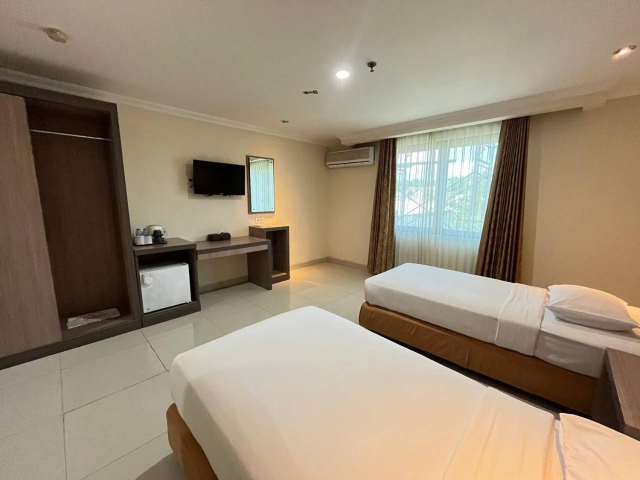 Manise Hotel Амбон Экстерьер фото