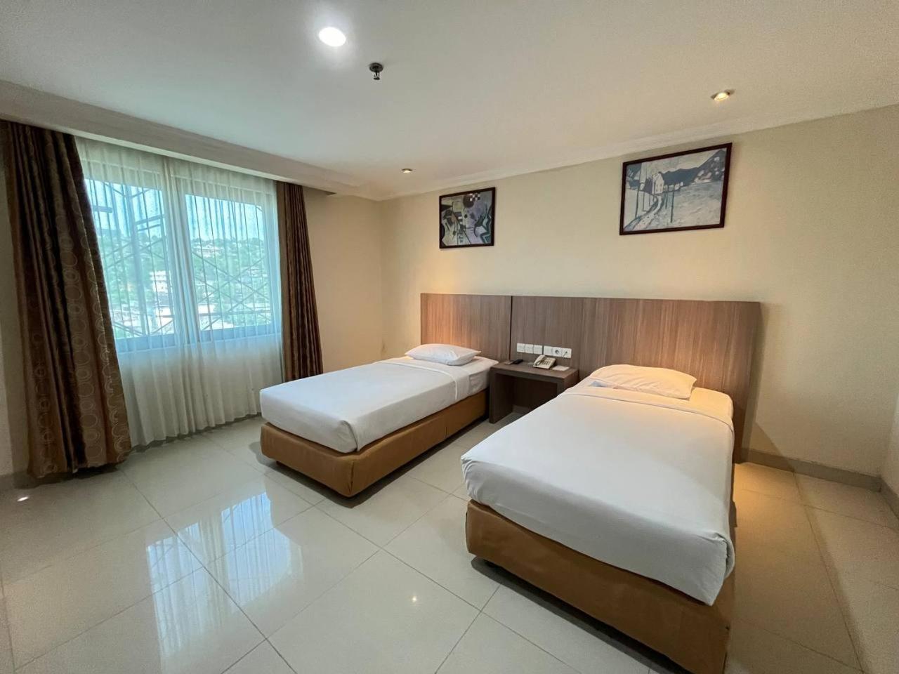 Manise Hotel Амбон Экстерьер фото