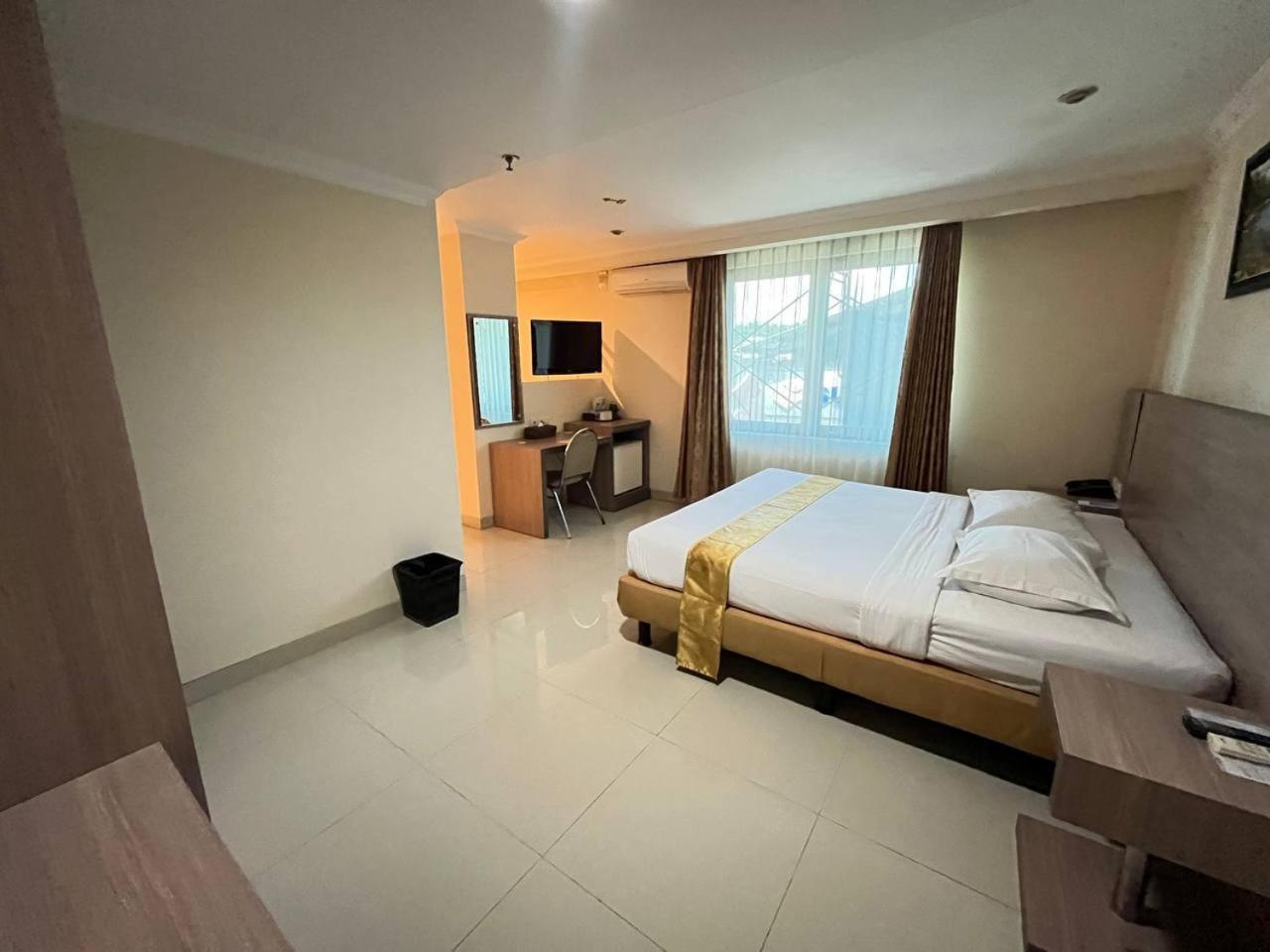 Manise Hotel Амбон Экстерьер фото