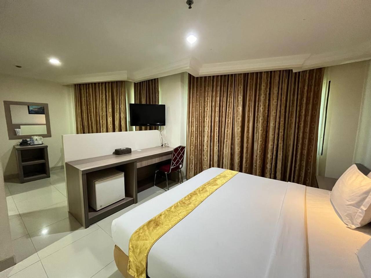 Manise Hotel Амбон Экстерьер фото