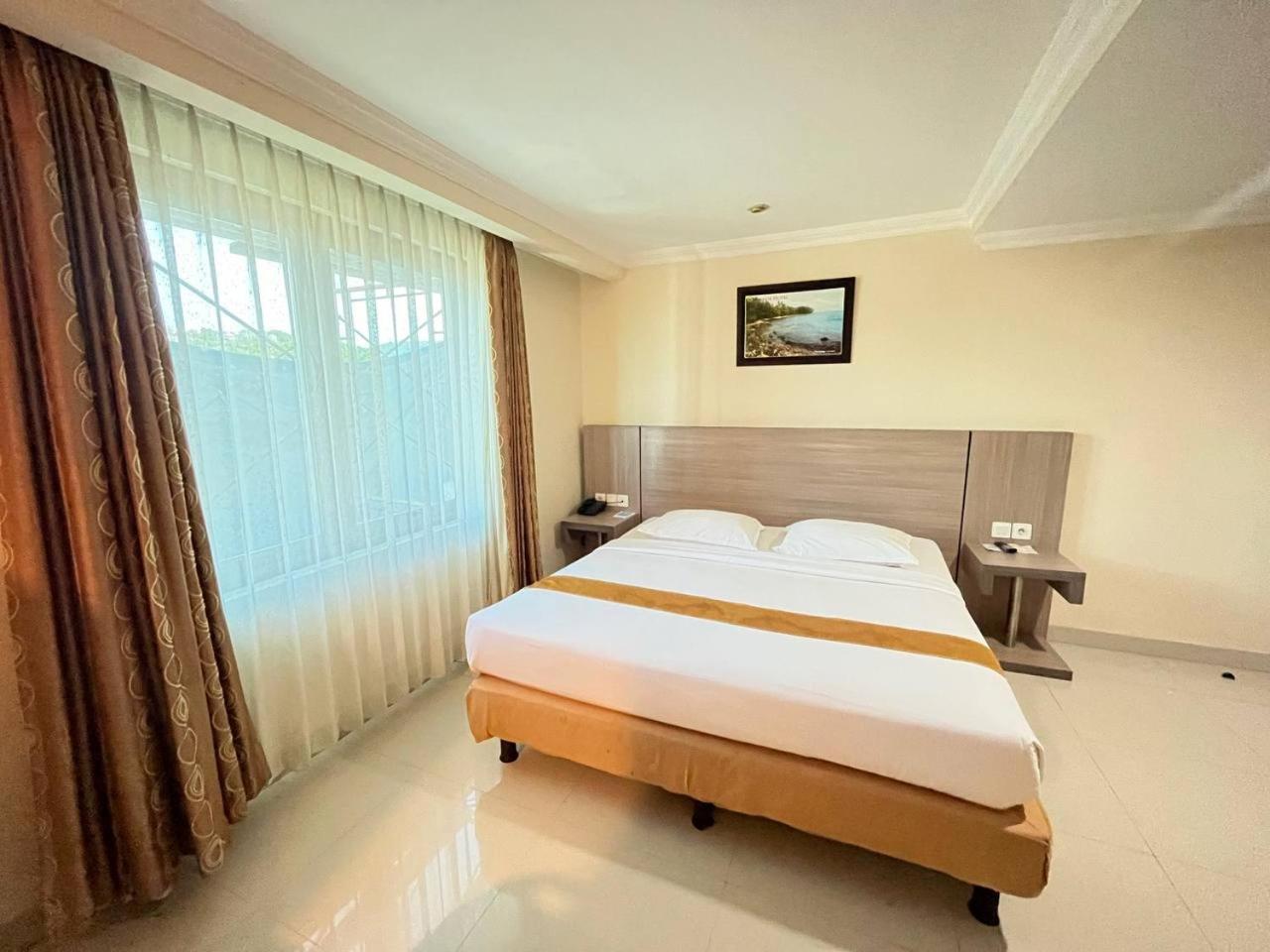 Manise Hotel Амбон Экстерьер фото