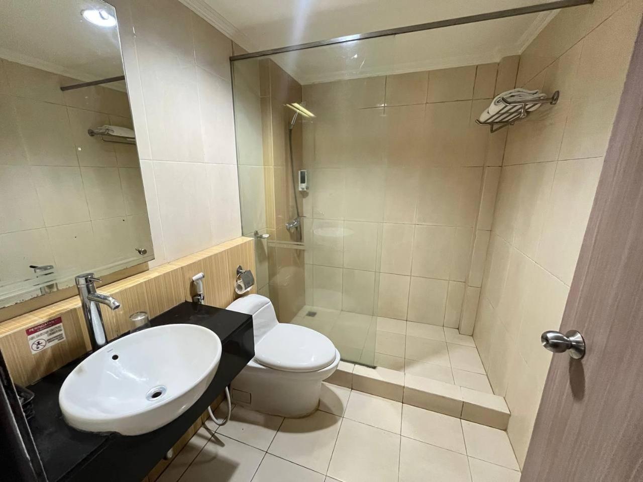 Manise Hotel Амбон Экстерьер фото