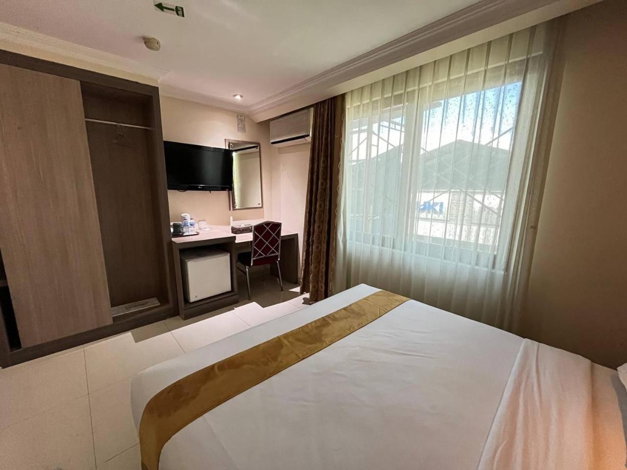 Manise Hotel Амбон Экстерьер фото