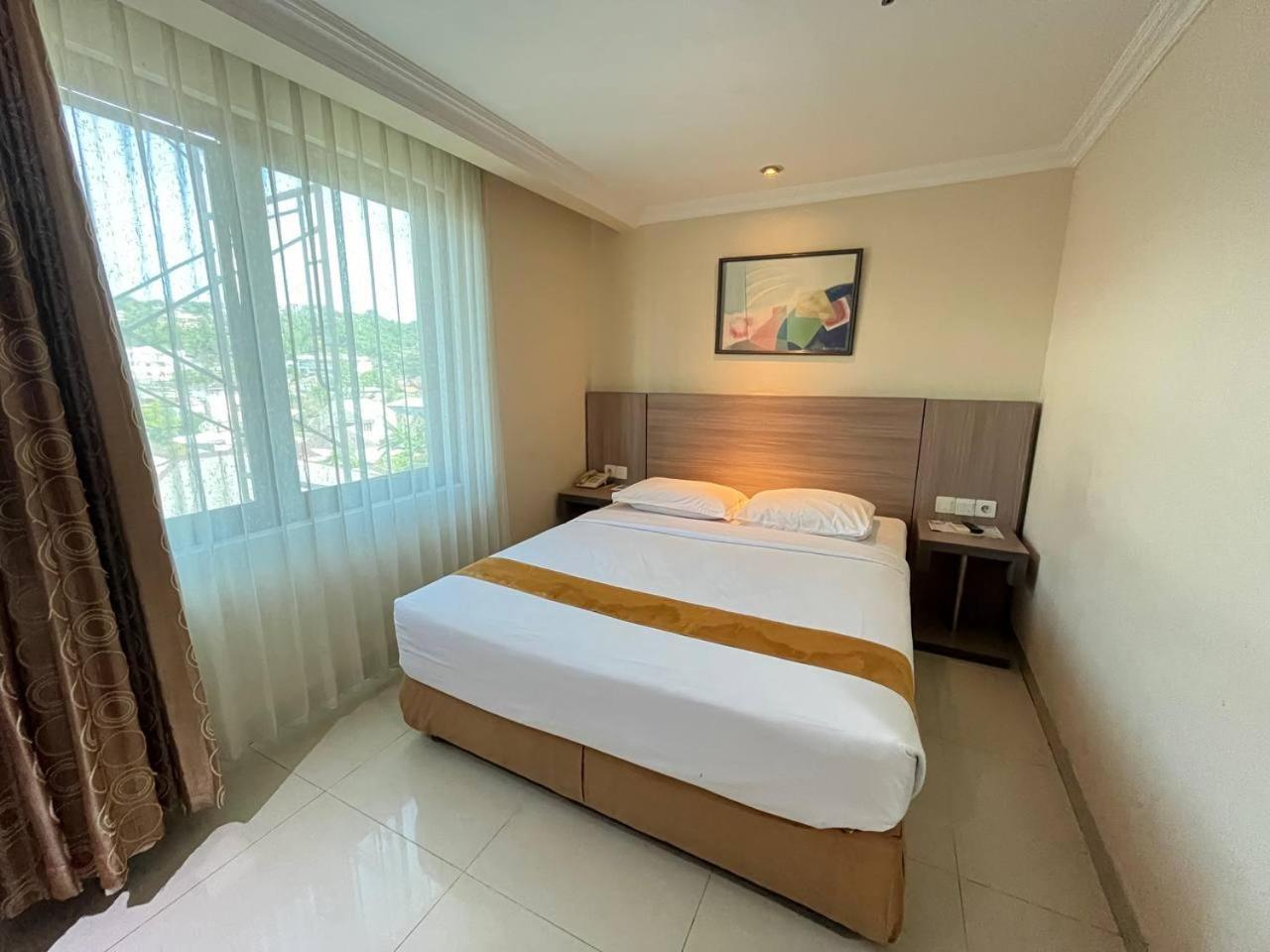 Manise Hotel Амбон Экстерьер фото